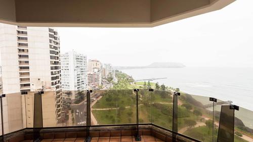Private balcony with a view of the beach in Lima