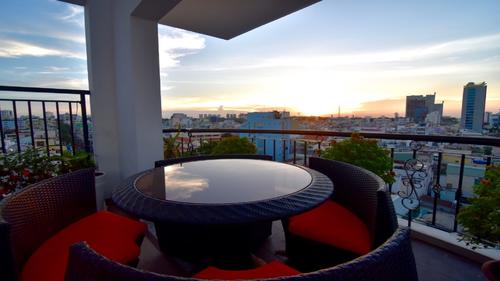 Stunning rooftop public areas with a panoramic view