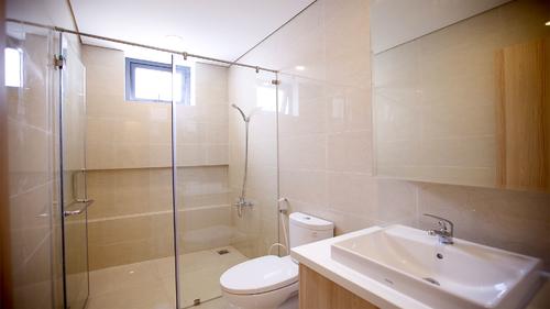Large and spacious bathroom with a shower