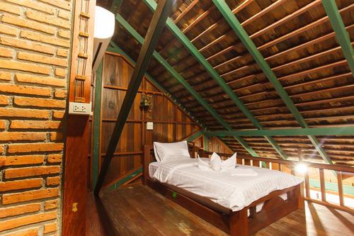 Small bed with bedding sheets on the upper floor