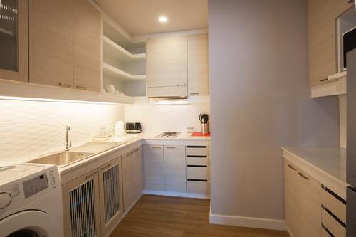 Fully fitted closed kitchen with modern appliances