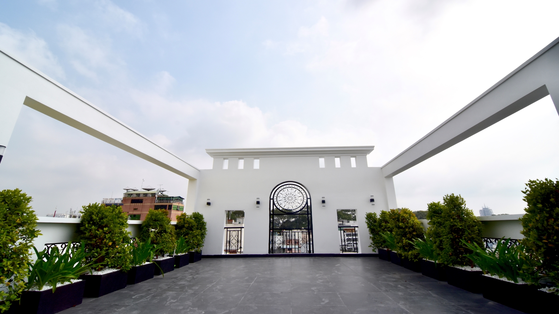 Green rooftop area with guests to enjoy the view of the city