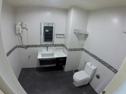 Clean and spacious bathroom